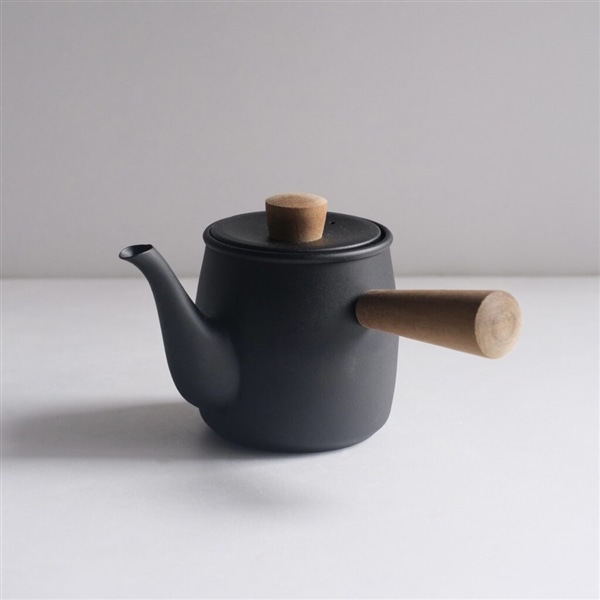 ざらざらとした質感のマットブラック塗装になっています。