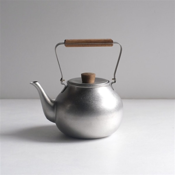 表面に加工を施し、アンティークな質感を表現しています。