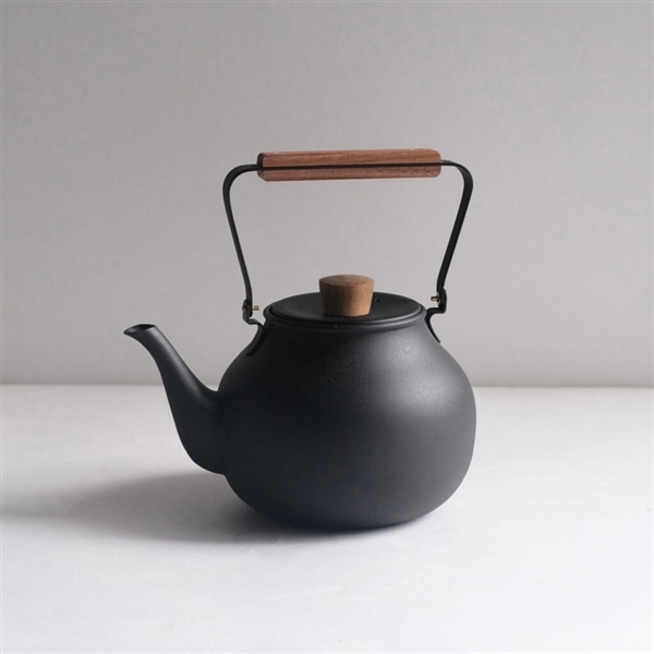 ざらざらとした質感のマットブラック塗装になっています。