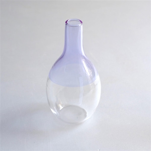 オーバル型のシルエットが可愛らしいミニサイズの一輪挿しです。