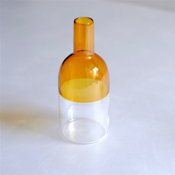 丸みのある形状とすっと伸びた部分のバランスがユニークです。