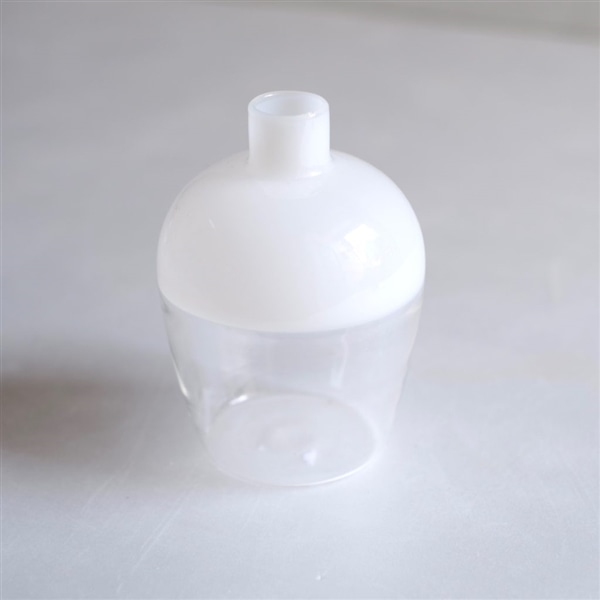 ころんとした丸っこいシルエットが愛嬌のある一輪挿しです。