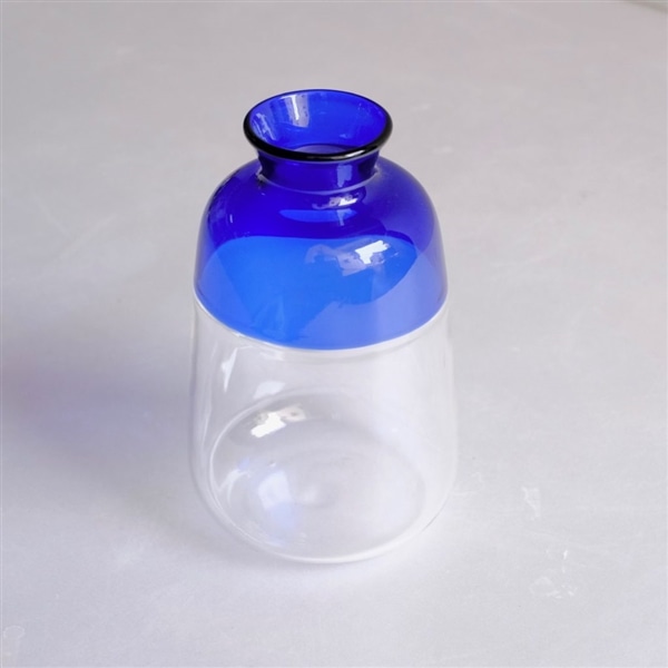 とっくりのような形状のガラスベースです。