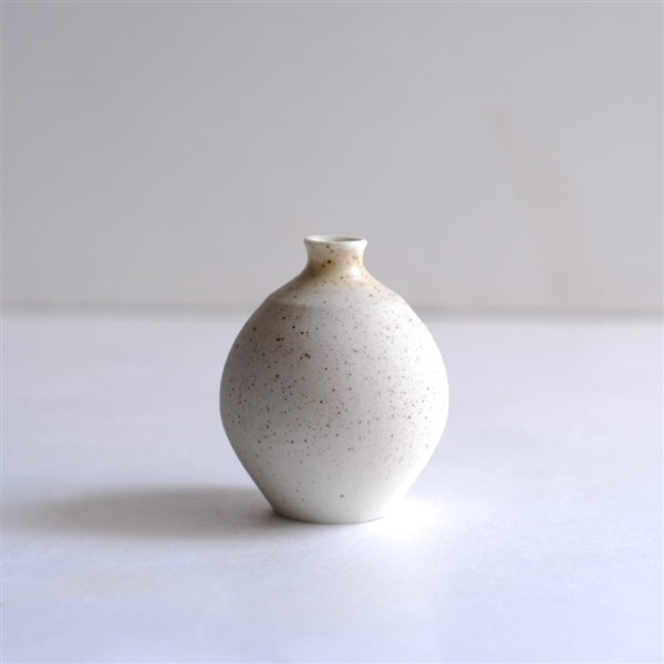 素焼きのような質感に、丸みのあるシルエット