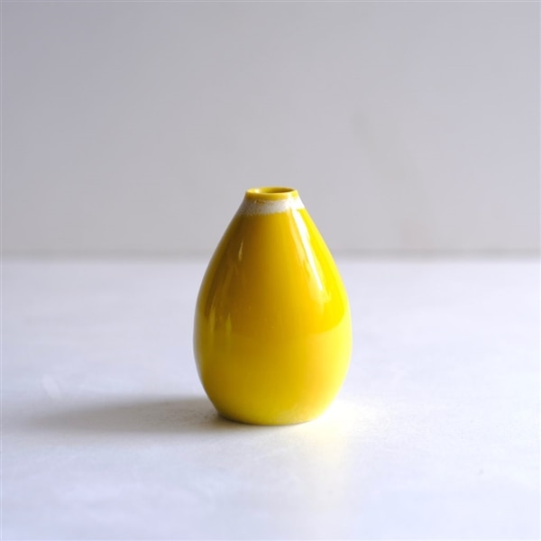 ホワイトがほんの少し入り、ツヤっとした質感