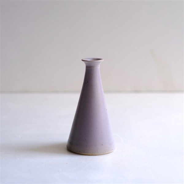 パープルがかった色合い、スリムかつ安定感のあるシルエット