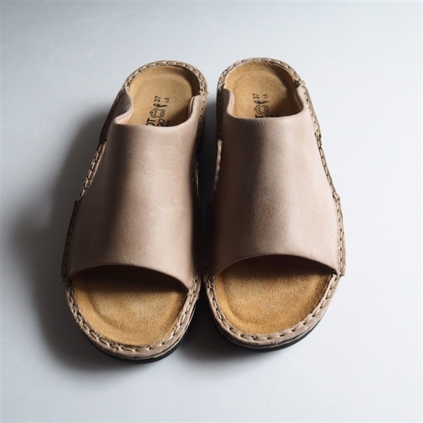 肌馴染みのよいカーキベージュ。さりげないのに主役級の出で立ちです。