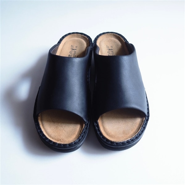 表面にほのかなツヤが特徴のブラック。履き込むほどに重厚感が増します。