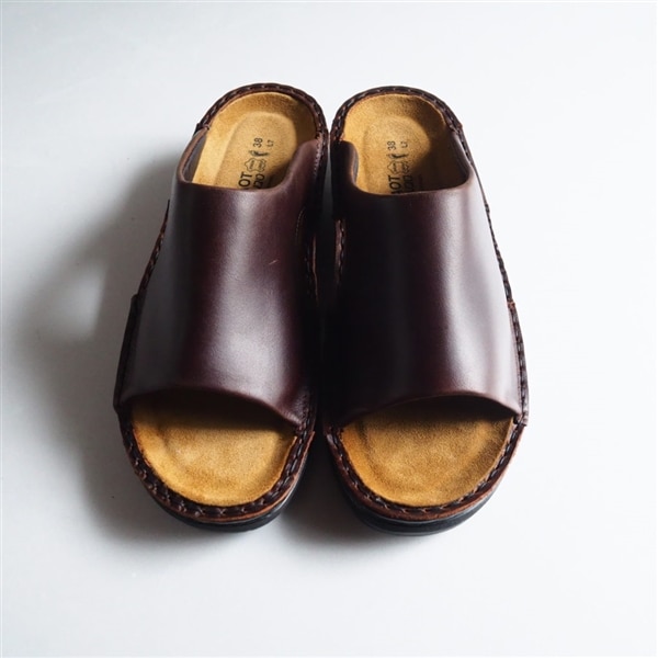 ナチュラルで風合い豊かなブラウン。全身をまとめてくれる安心感があります。