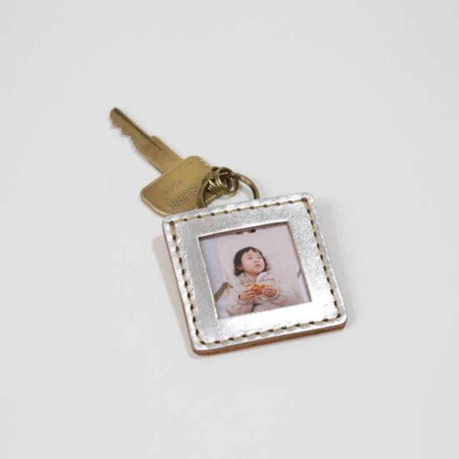 ◆12時までのご注文で即日出荷！◆  monogram  ましかくレザーミニフォトフレーム （キーホルダー）　シルバー シルバー