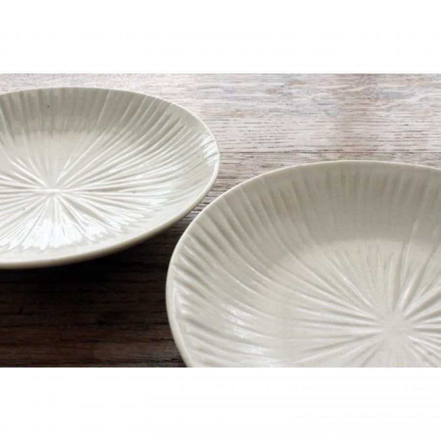 白磁 内しのぎ 4.5寸皿 / 九谷青窯| CLASKA Gallery & Shop 白磁 内しのぎ 4.5寸皿 / 九谷青窯| CLASKA Gallery & Shop
