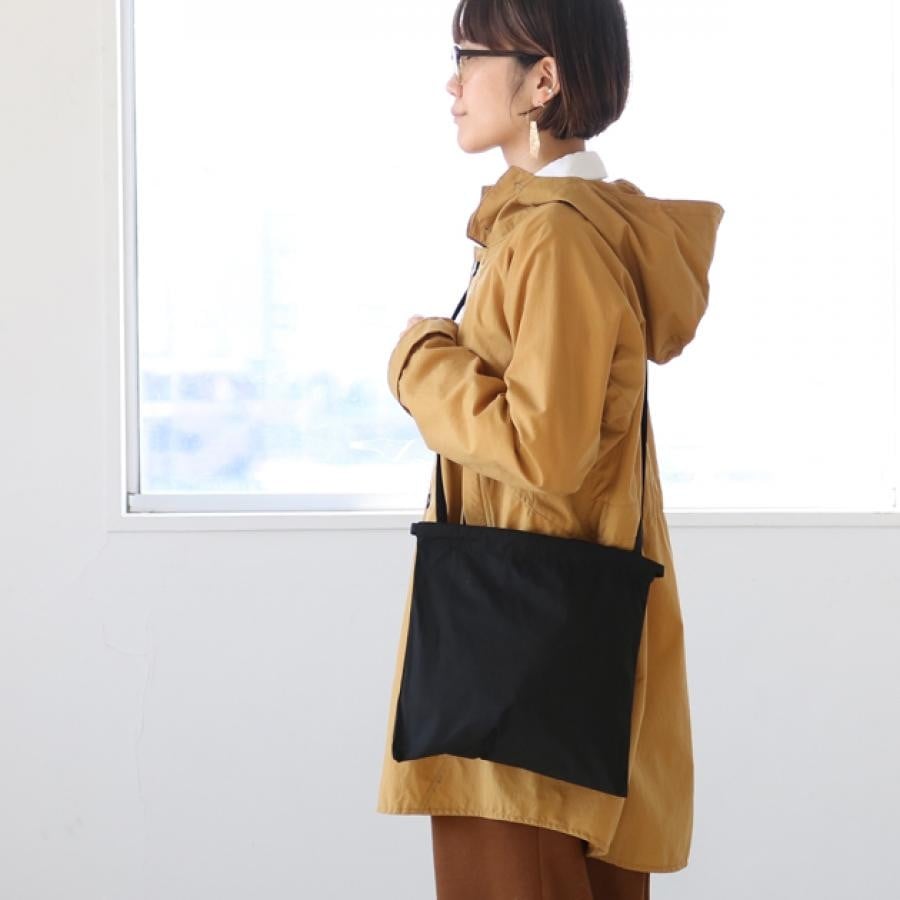 Drawstring bag with strap ブラック / formuniform 49 ブラック