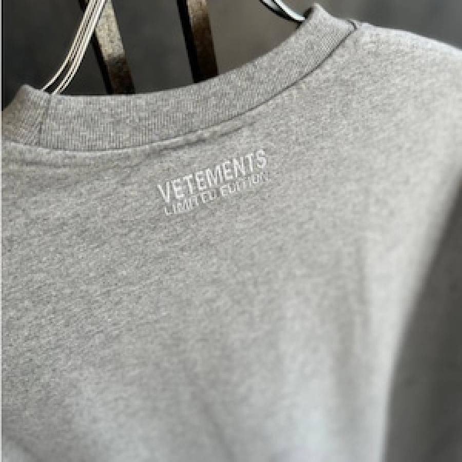 VETEMENTS/GOTHIC LOGO LONG SLEEVE/GREY(XS GREY)｜ AYIN