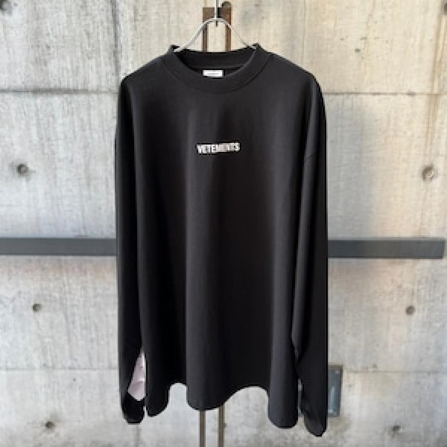 VETEMENTS / LOGOLABELLONGSLEEVE / BLACK/WHITE BLACK/WHITE L