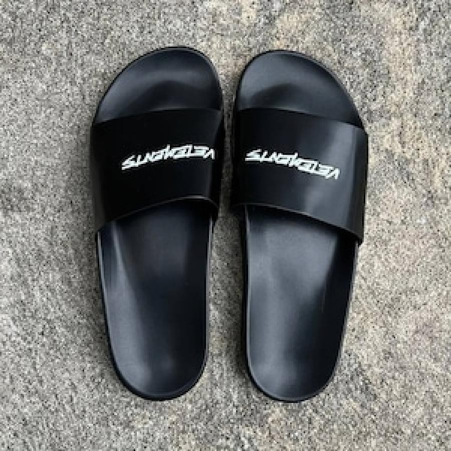 VETEMENTS / LOGOLEATHERSLIDES / BLACK/WHITE BLACK/WHITE 44